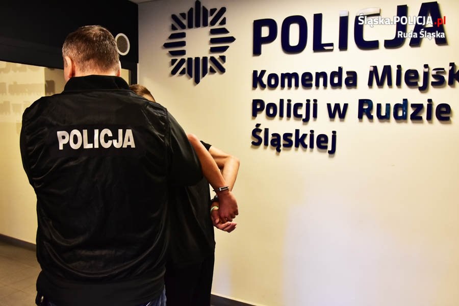 Policjant z jednym z zatrzymanych /foto. Policja Śląska /