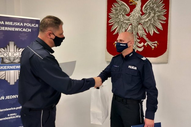 Policjant z komendy w Żyrardowie sierż. sztab. Arkadiusz Zachar odbiera gratulacje /Policja