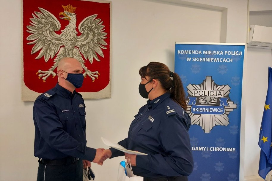 Policjant z komendy w Żyrardowie sierż. sztab. Arkadiusz Zachar odbiera gratulacje /Policja