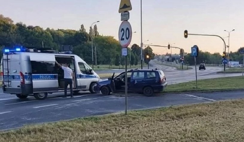 Policjant z Łodzi po godzinach pracy usiłował zatrzymać pijanego kierowcę. Podczas próby ucieczki 25-latek potrącił policjanta i uszkodził jego prywatny samochód. /Policja