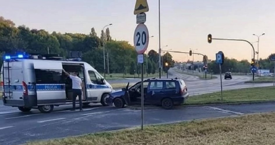 Policjant z Łodzi po godzinach pracy usiłował zatrzymać pijanego kierowcę. Podczas próby ucieczki 25-latek potrącił policjanta i uszkodził jego prywatny samochód. /Policja