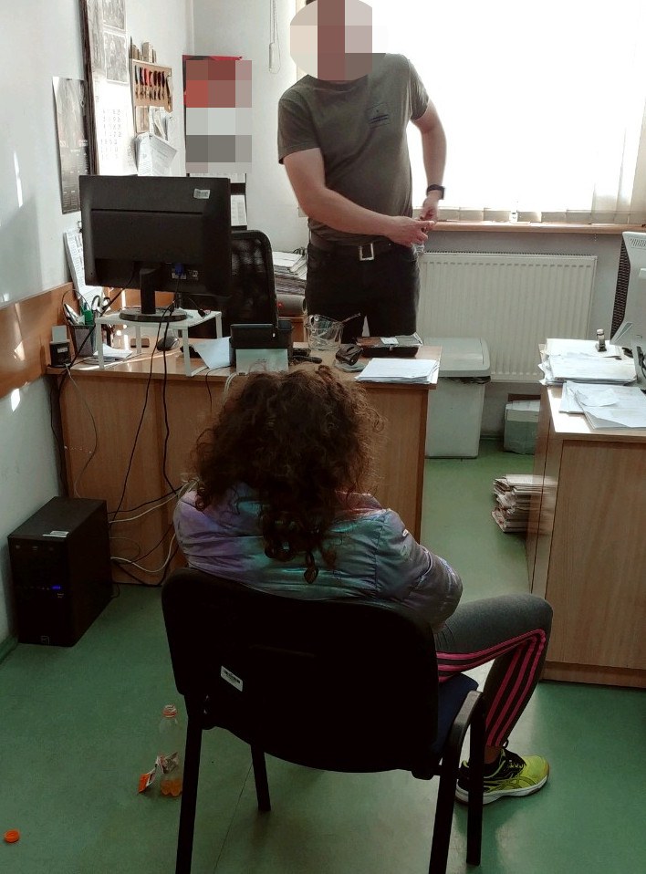 Policjant z zatrzymaną /Policja