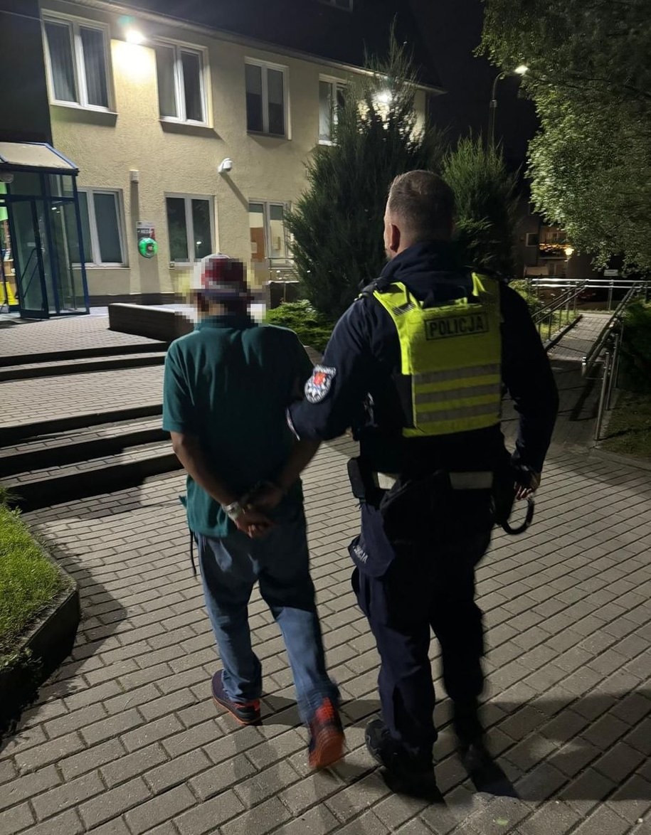 Policjant z zatrzymanym Kolumbijczykiem /KMP Gdańsk /Policja