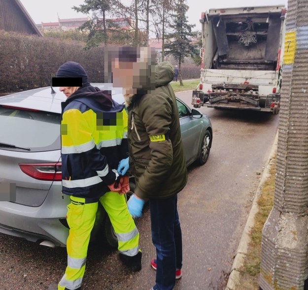 Policjant z zatrzymanym mężczyzną /Lubelska Policja /Policja