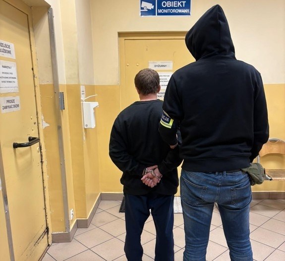Policjant z zatrzymanym mężczyzną /KMP Kraków /Policja
