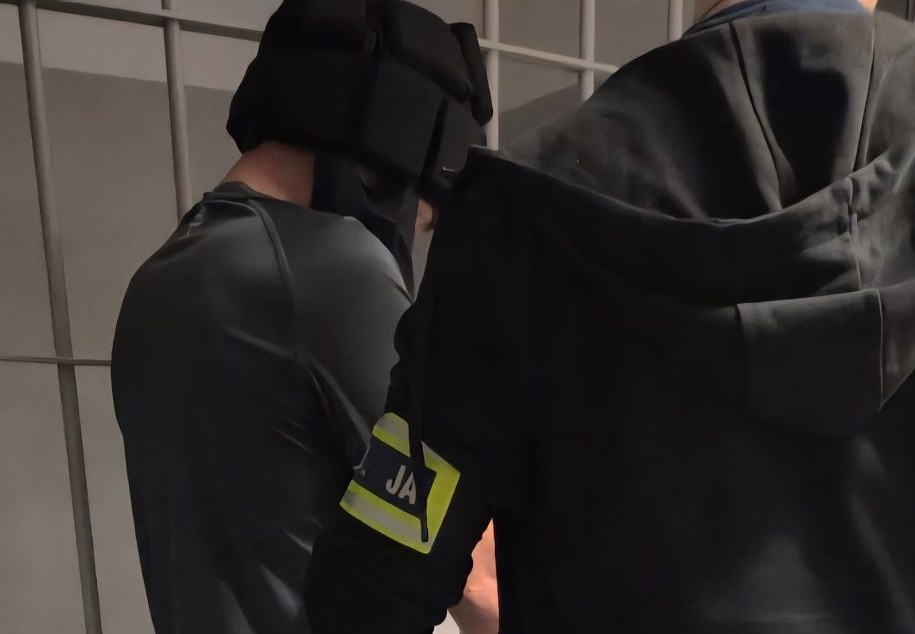 Policjant z zatrzymanym mężczyzną /KMP Siemianowice Śląskie /Policja