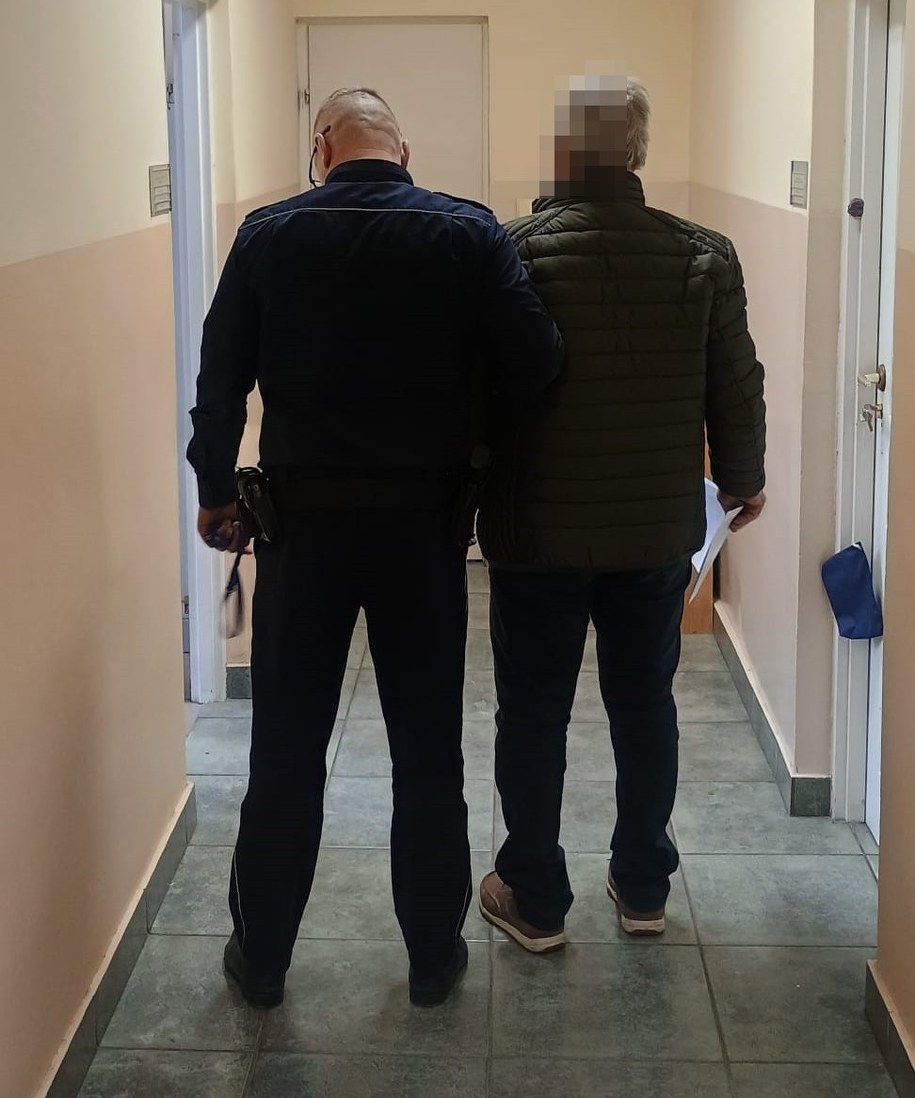 Policjant z zatrzymanym mężczyzną /Policja