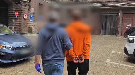 Policjant z zatrzymanym mężczyzną /Policja