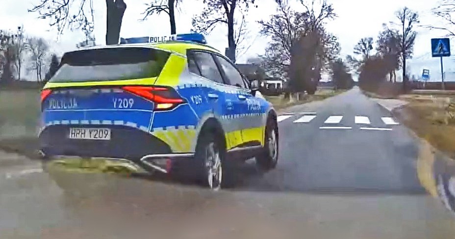 Policjant za kierownicą oznakowanej Kii Sportage wyprzedził inny pojazd tuż przed przejściem dla pieszych /YouTube/STOPcham /