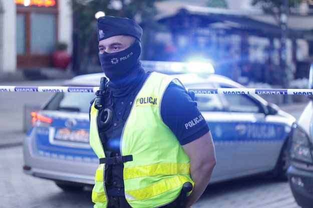 Policjant zabezpiecza ewakuowany teren Krakowskiego Przedmieścia w Warszawie /Albert Zawada /PAP