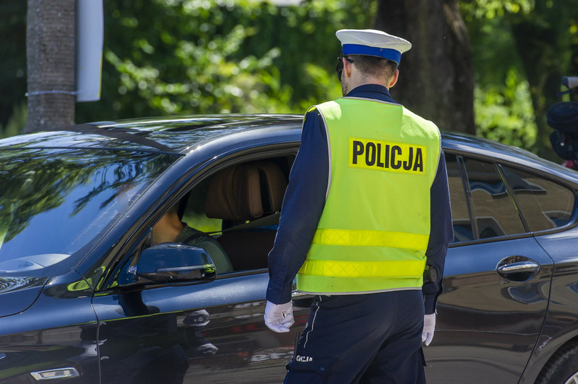 Policjant zadaje pytanie, kierowca musi znać odpowiedź /Stanisław Bielski /Reporter