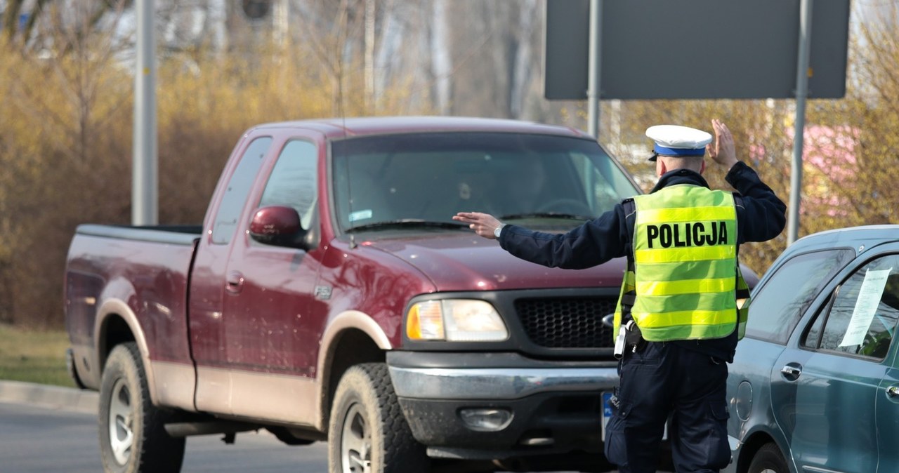 Policjant zatrzymując samochód do kontroli nigdy nie wie czy nie trafi na mocno nerwowego kierowcę /Piotr Jędzura /Reporter