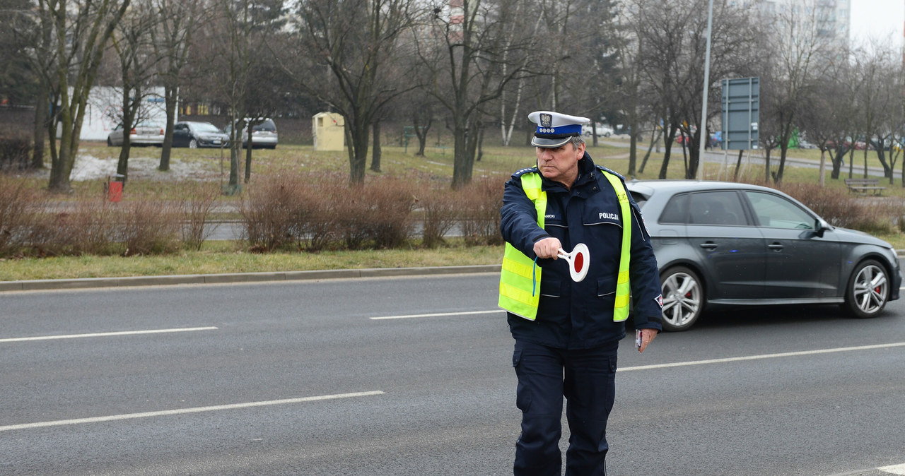 Policjant zatrzymujący kierowcę za przekroczenie prędkości za znakiem D-7 może nie być wyrozumiały /East News