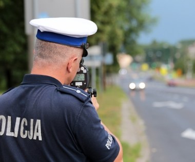 Policjant zmierzył prędkość poza terenem zabudowanym, ukarał za jazdę w zabudowanym