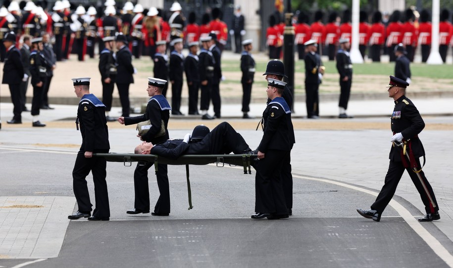 Policjanta zabrano na noszach /Marc Aspland The Times/Sunday Times / Avalon /PAP