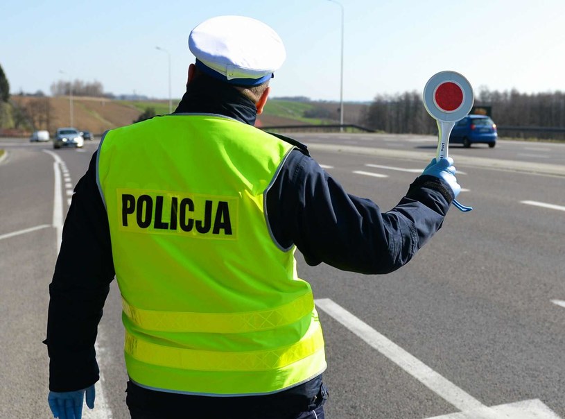 Policjanta zatrzymującego pojazd obowiązują sprecyzowane zasady /Łukasz Solski /East News