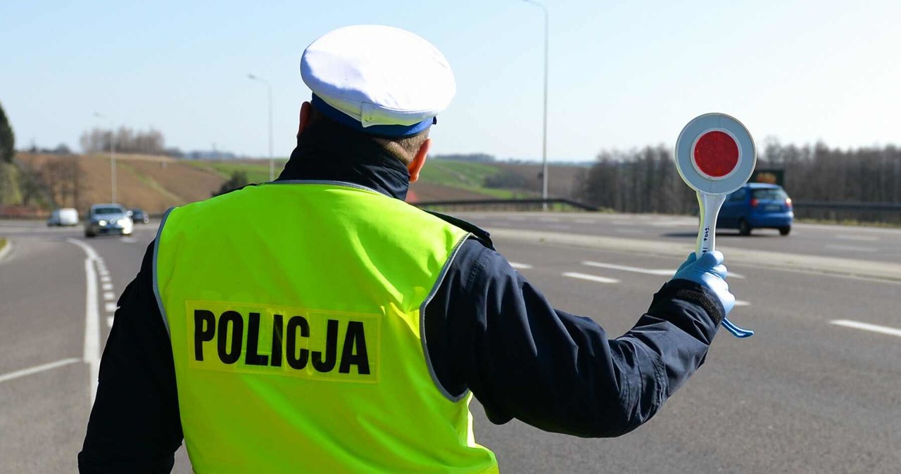 Policjanta zatrzymującego pojazd obowiązują sprecyzowane zasady /Łukasz Solski /East News