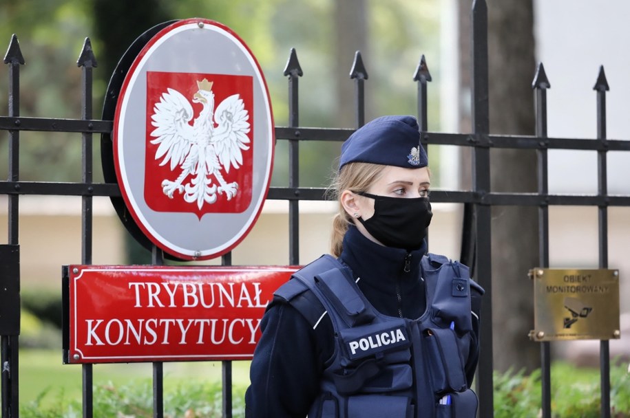 Policjantka przed Trybunałem Konstytucyjnym / 	Tomasz Gzell    /PAP