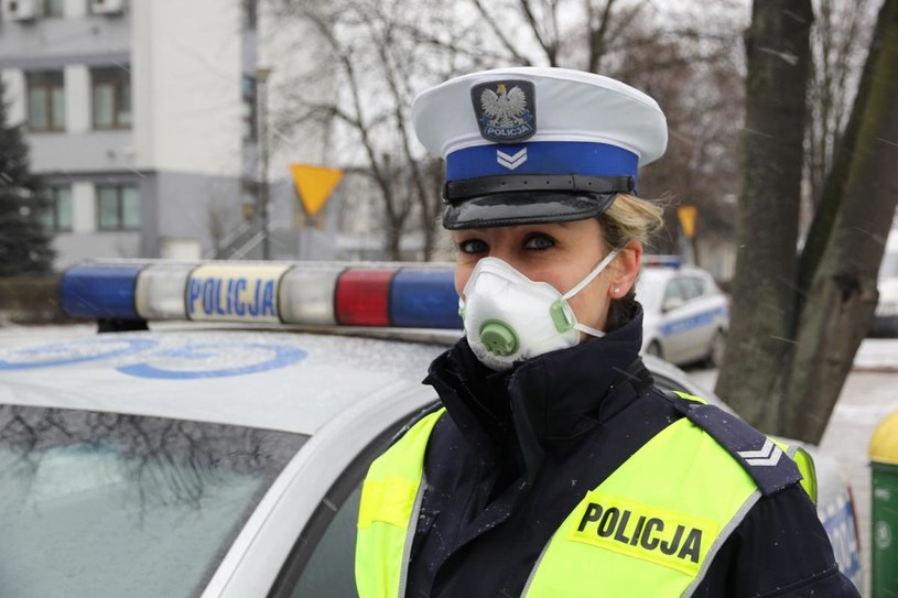Policjantka w masce antysmogowej /Policja