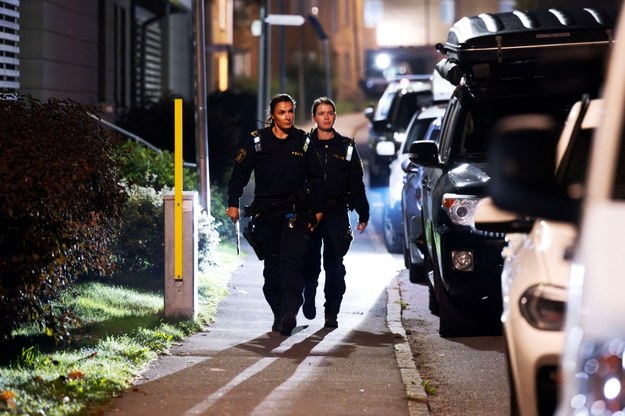 Policjantki na miejscu strzelaniny w Sztokholmie /Nils Petter Nilsson /PAP/EPA