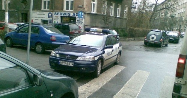 Policję również obowiązują przepisy /poboczem.pl