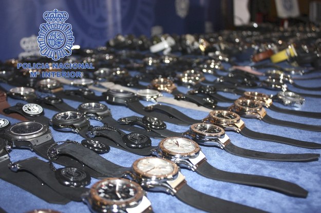 Policji udało się odzyskać 300 zegarków /SPANISH NATIONAL POLICE /PAP/EPA