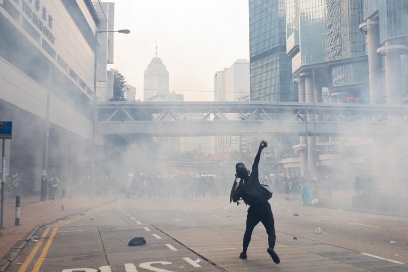 Policji w Hongkongu wielokrotnie zarzucano dokonywanie ataków na dziennikarzy i celowe utrudnianie im pracy /Todd Darling/Polaris Images /East News