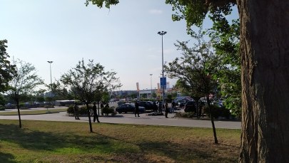 Policyjna akcja przy centrum handlowym w Krakowie. Zatrzymano 20 obcokrajowców