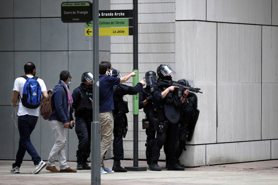 Policyjna akcja w La Defense /YOAN VALAT  /PAP/EPA