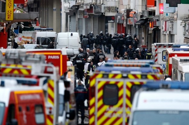 Policyjna akcja w Saint Denis /ETIENNE LAURENT /PAP/EPA