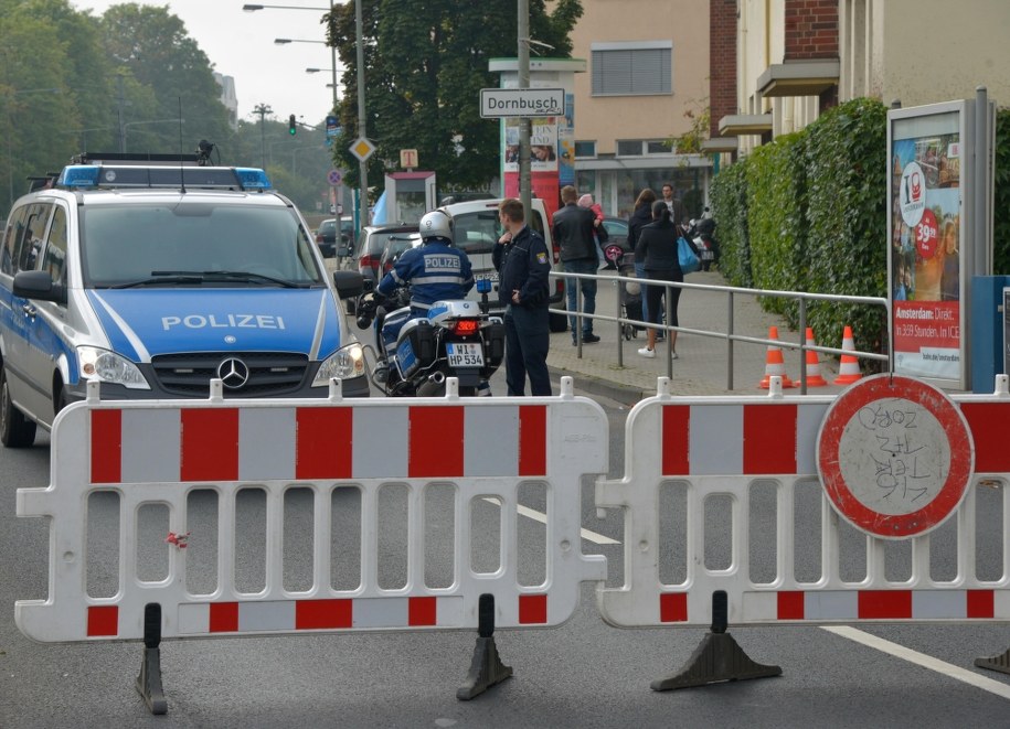 Policyjna bariera na jednej z ulic miasta /BERND KAMMERER /PAP/EPA