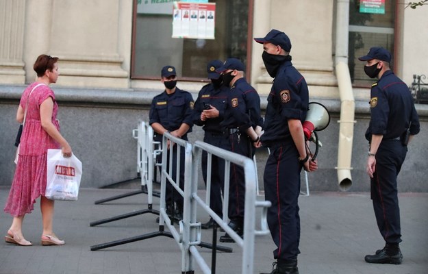 Policyjna blokada ulicy w Mińsku /TATYANA ZENKOVICH  /PAP/EPA