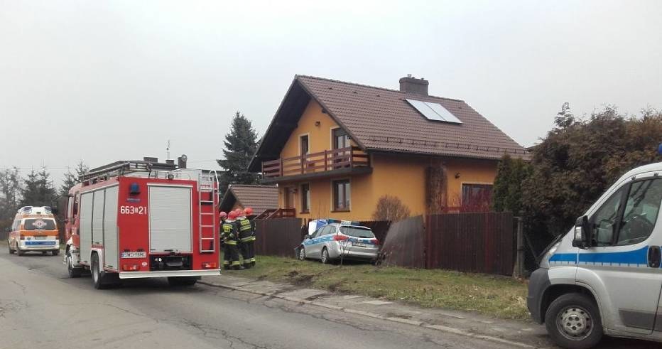 Policyjna Kia cee'd zniszczyła ogrodzenie stojącego przy drodze domu. /Fot. Straż Pożarna w Wodzisławiu Śląskim /Informacja prasowa