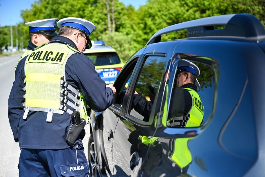 Policyjna kontrola na ulicy Gdańskiej w Koszalinie po ucieczce mężczyzny /Piotr Kowala /PAP