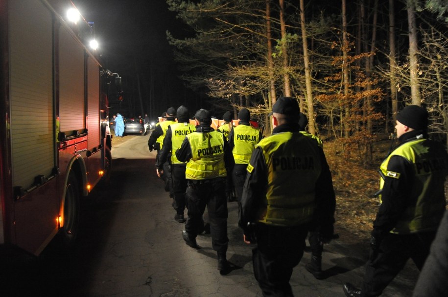 Policyjna obława na porywaczy w lesie między Czermnicą a Trzechelem /Marcin Bielecki /PAP