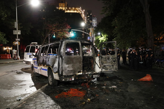 Policyjne auto podpalone w czasie protestu w Nowym Jorku /JUSTIN LANE /PAP/EPA