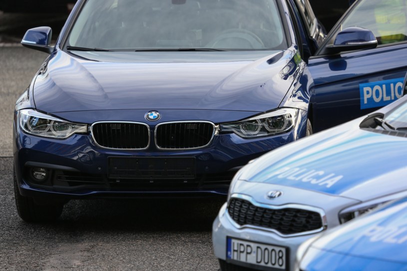 Policyjne BMW serii 3 (F30) ma ukryte w "nerkach" LED-owe światła /Tomasz Kawka/East News /East News