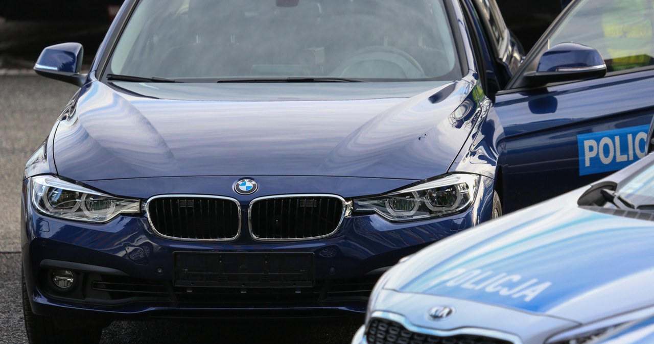 Policyjne BMW serii 3 (F30) ma ukryte w "nerkach" LED-owe światła /Tomasz Kawka/East News /East News