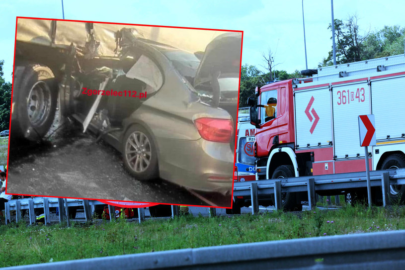 Policyjne BMW wbiło się pod naczepę / fot. East News, Piotr Krzyzanowski / Facebook/Zgorzelec112.pl /