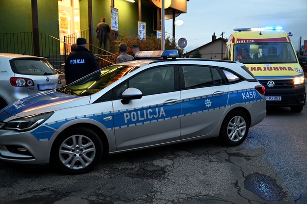 Policyjne czynności w miejscu interwencji w pobliżu jednego ze sklepów w miejscowości Radymno /Darek Delmanowicz /PAP