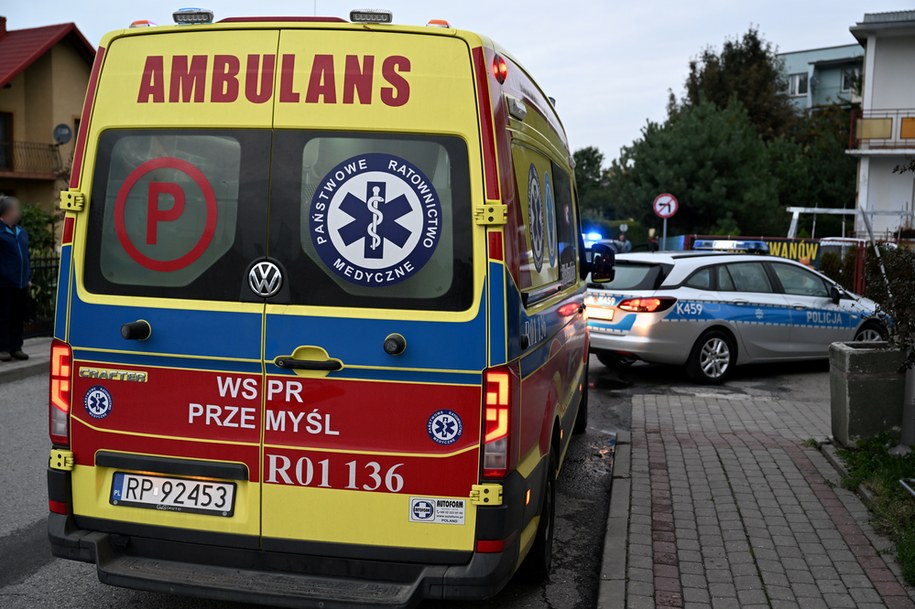 Policyjne czynności w miejscu interwencji w pobliżu jednego ze sklepów w miejscowości Radymno /Darek Delmanowicz /PAP