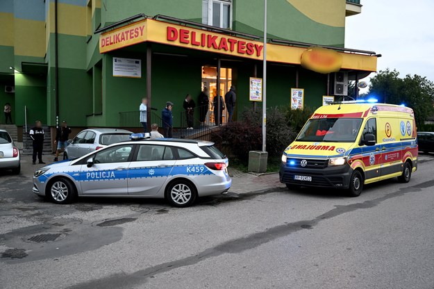 Policyjne czynności w miejscu interwencji w pobliżu jednego ze sklepów w miejscowości Radymno /Darek Delmanowicz /PAP