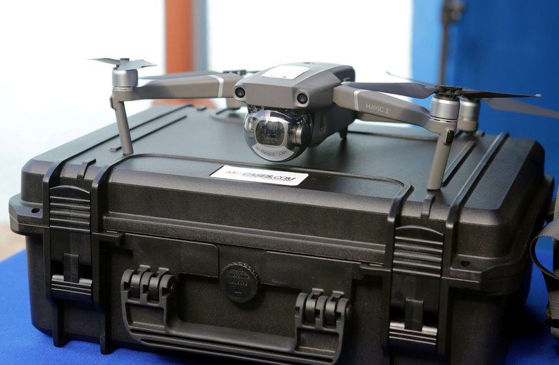 Policyjne drony pomagają w wykrywaniu przypadków łamania przepisów ruchu drogowego. /Beata Zawadzka/East News /East News