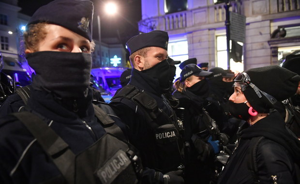 Policyjne interwencje w czasie protestów Strajku Kobiet. Wciąż nie ma decyzji prokuratur