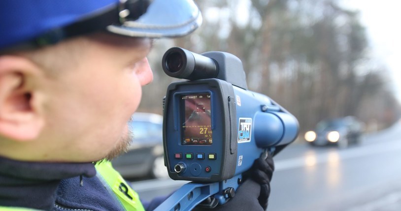 Policyjne mierniki laserowe nie tylko mierzą prędkość, ale także nagrywają nasz samochód /LUCYNA NENOW / POLSKA PRESS /East News