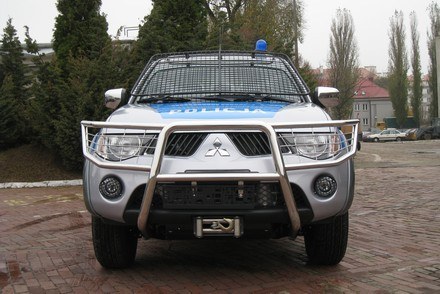 Policyjne Mitsubishi L200 miało okazję się wykazać na poligonie /Informacja prasowa