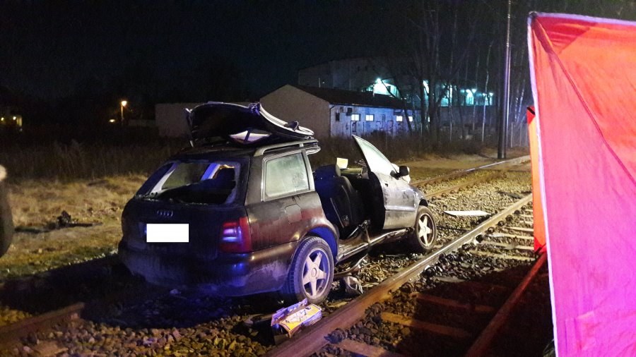 Policyjne oględziny audi wykazały, że kierowca, który spowodował wypadek jechał z prędkością 140 km/h /Policja