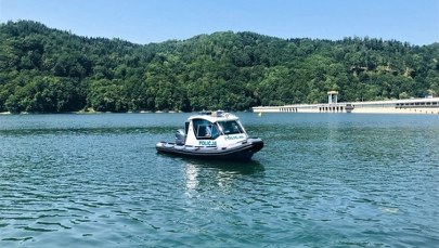 Policyjne patrole wodne nad Jeziorem Rożnowskim