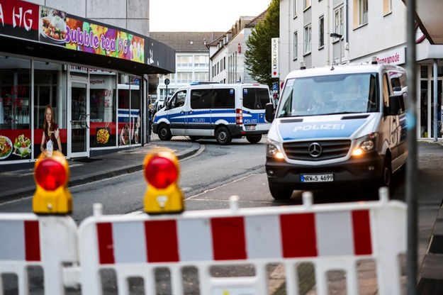 Policyjne radiowozy blokują ulice w Solingen /	Christoph Reichwein /PAP/DPA