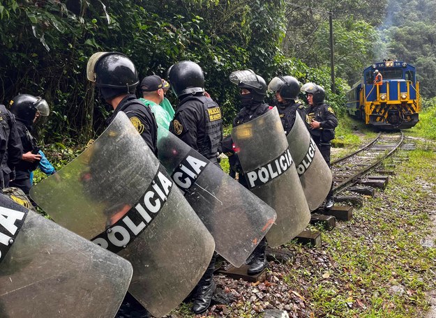 Policyjne siły przy kolejce do Machu Picchu. /CAROLINA PAUCAR /East News
